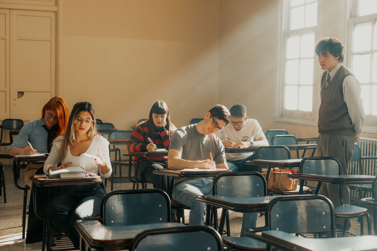 Estudiantes atentos en un aula durante una clase