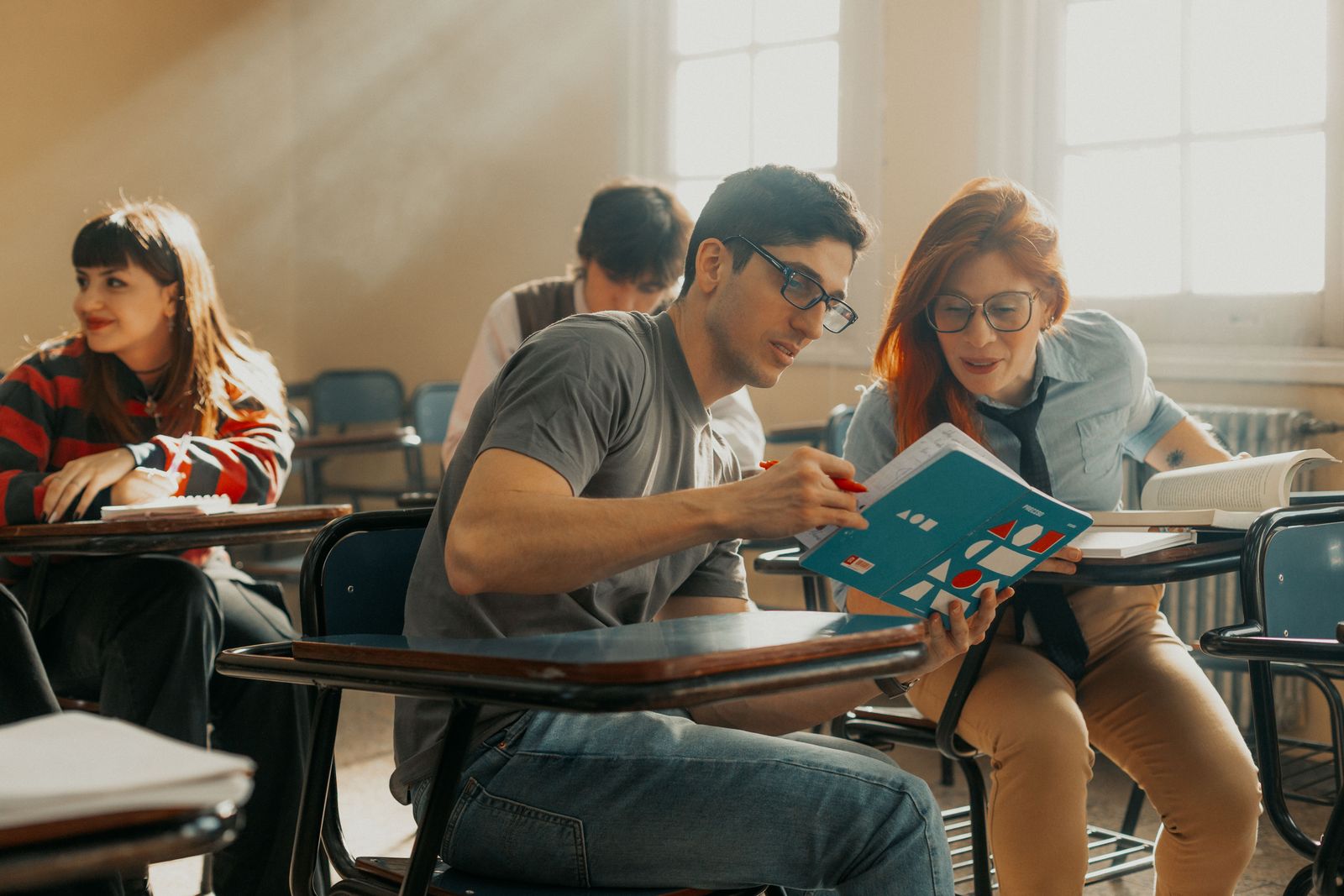 Estudiantes debaten un texto en clase