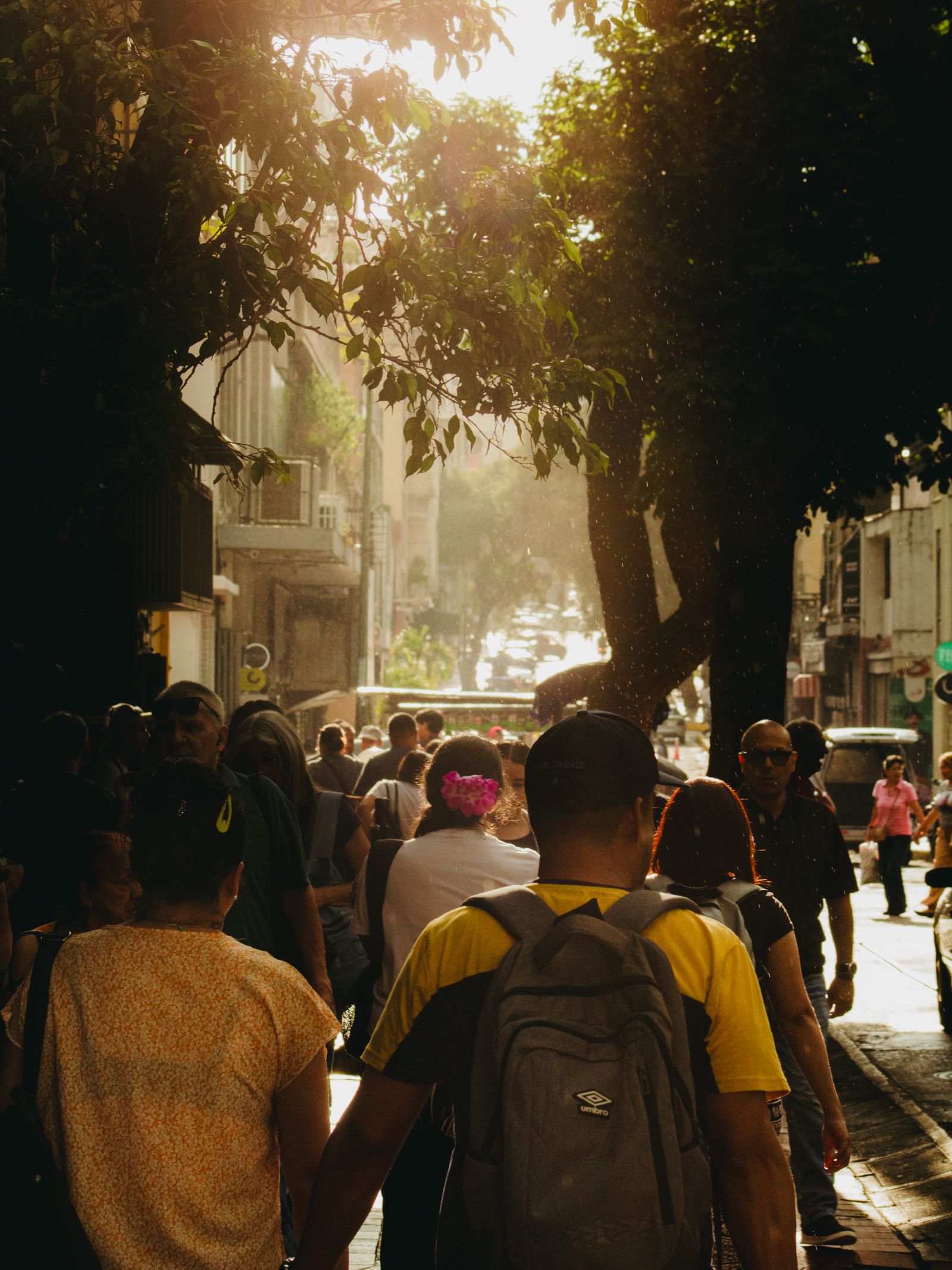 Una calle de Caracas llena de gente al atardecer