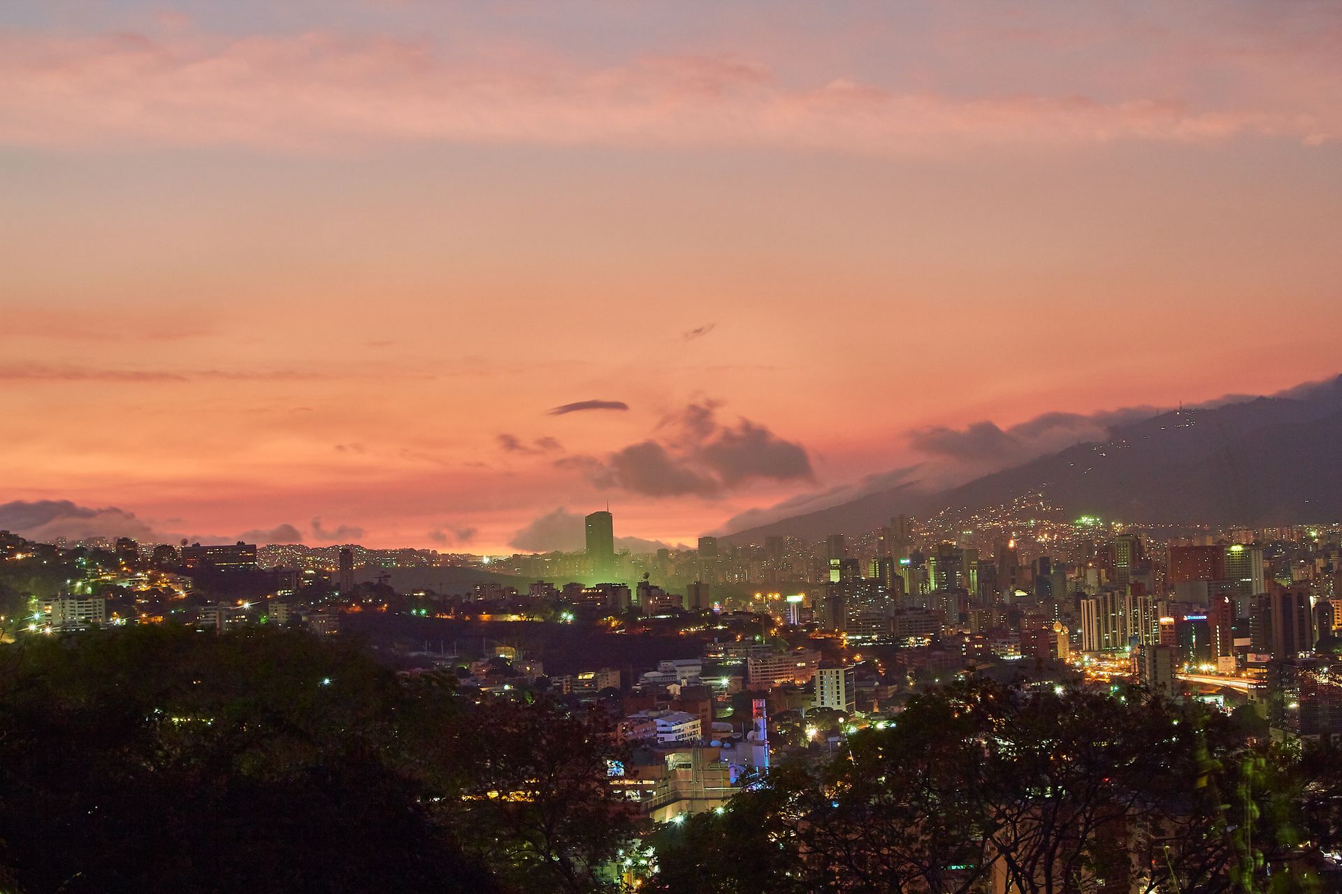 Caracas al crepúsculo con las luces encendidas