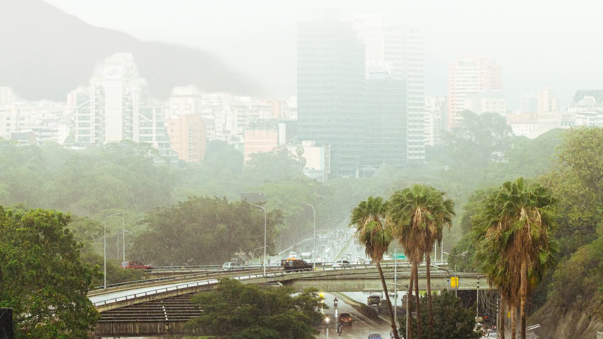 Panorámica de Caracas entre montañas