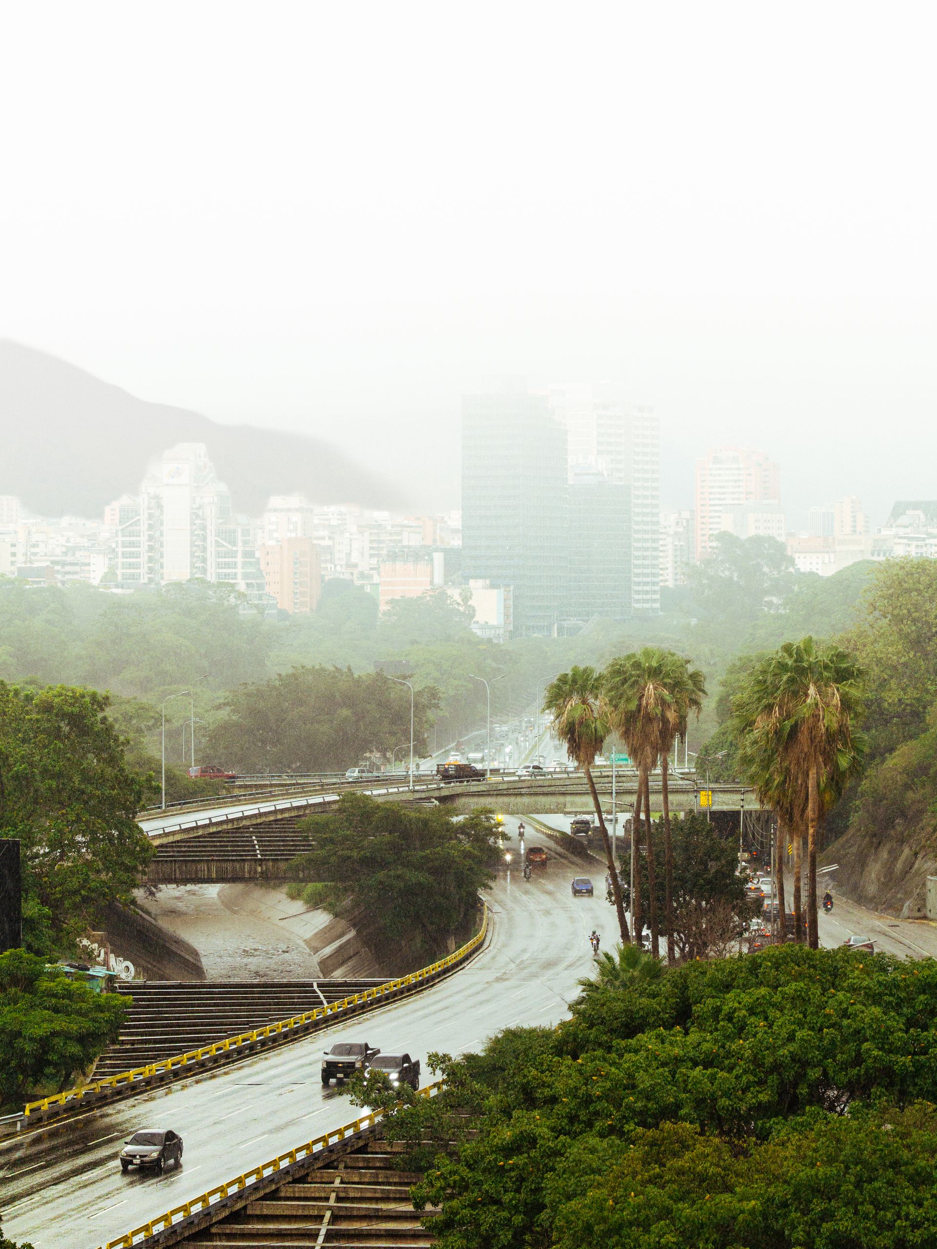 Caracas entre la neblina y el verde de los cerros