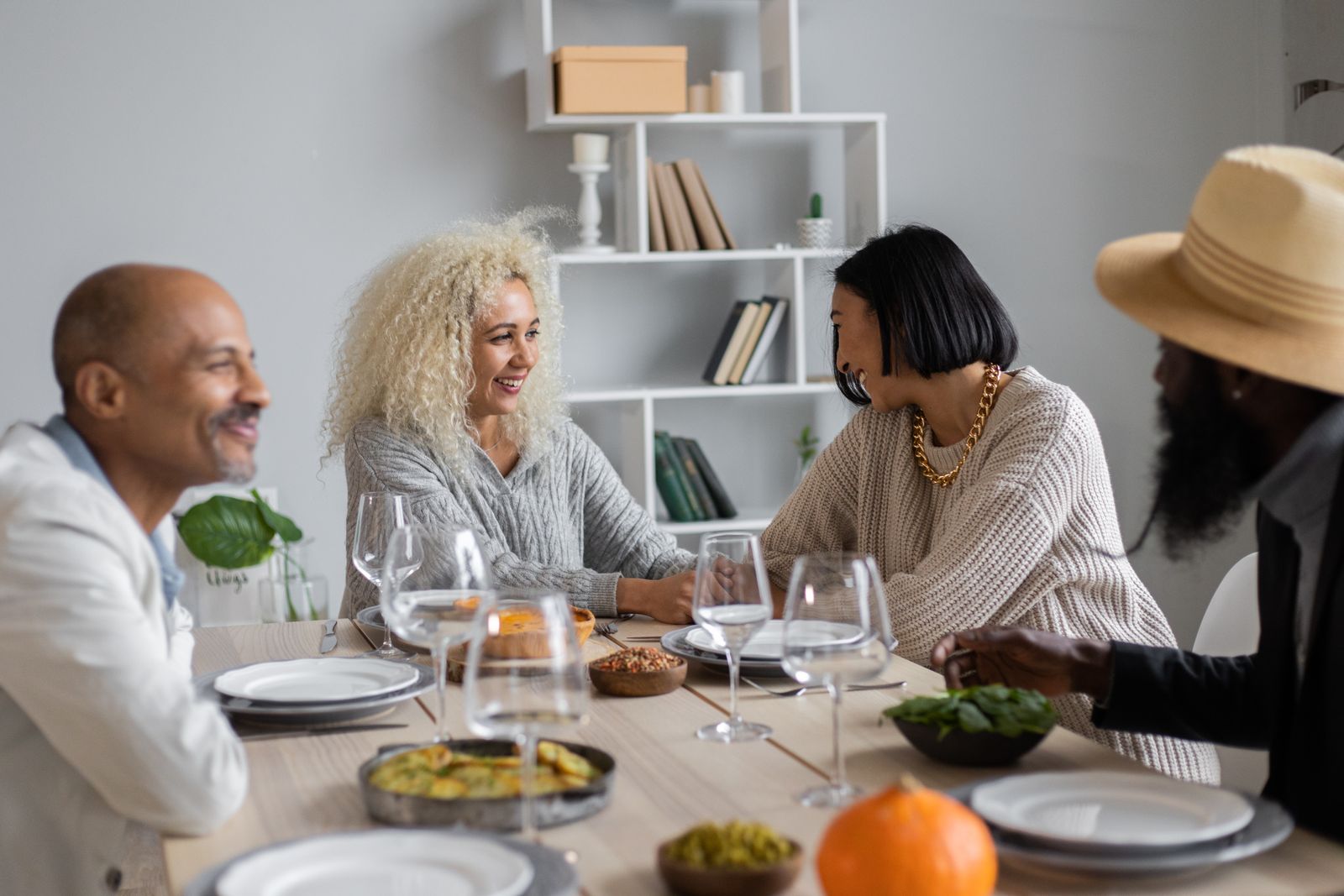 Personas conversando alrededor de una mesa
