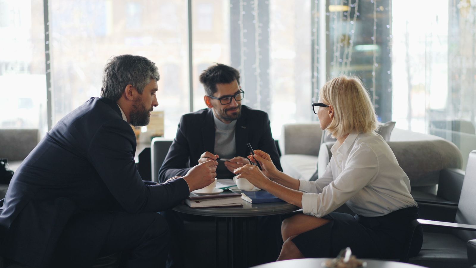 Profesionales conversan en un café